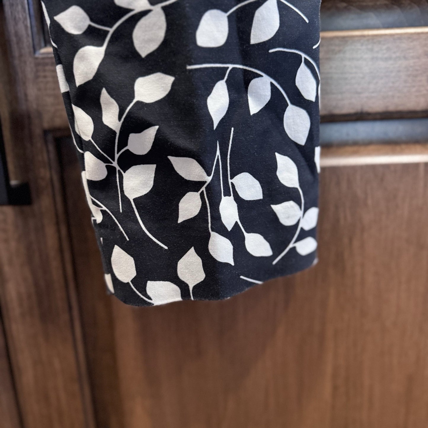 Talbots Hampshire Ankle Pants 8P Black White Leaf Print Stretch Retro Y2K Chic