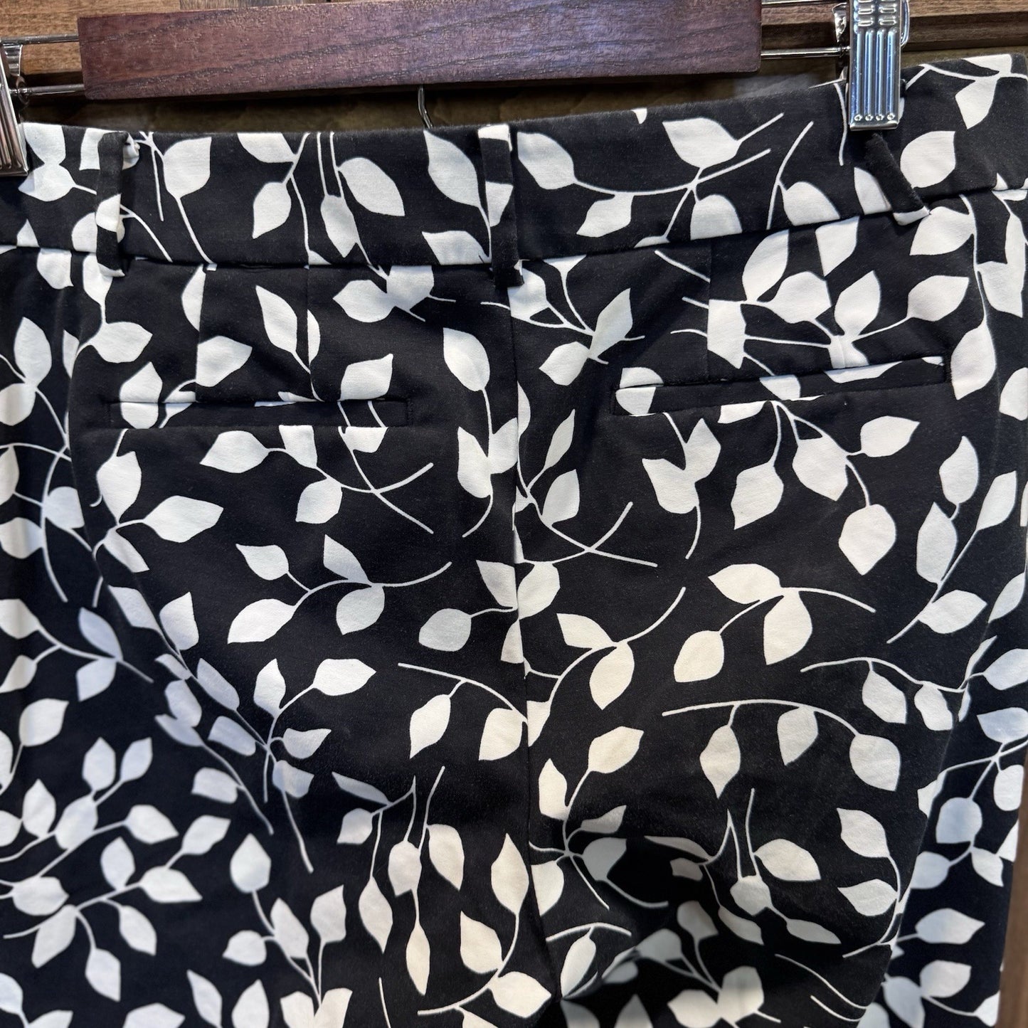 Talbots Hampshire Ankle Pants 8P Black White Leaf Print Stretch Retro Y2K Chic