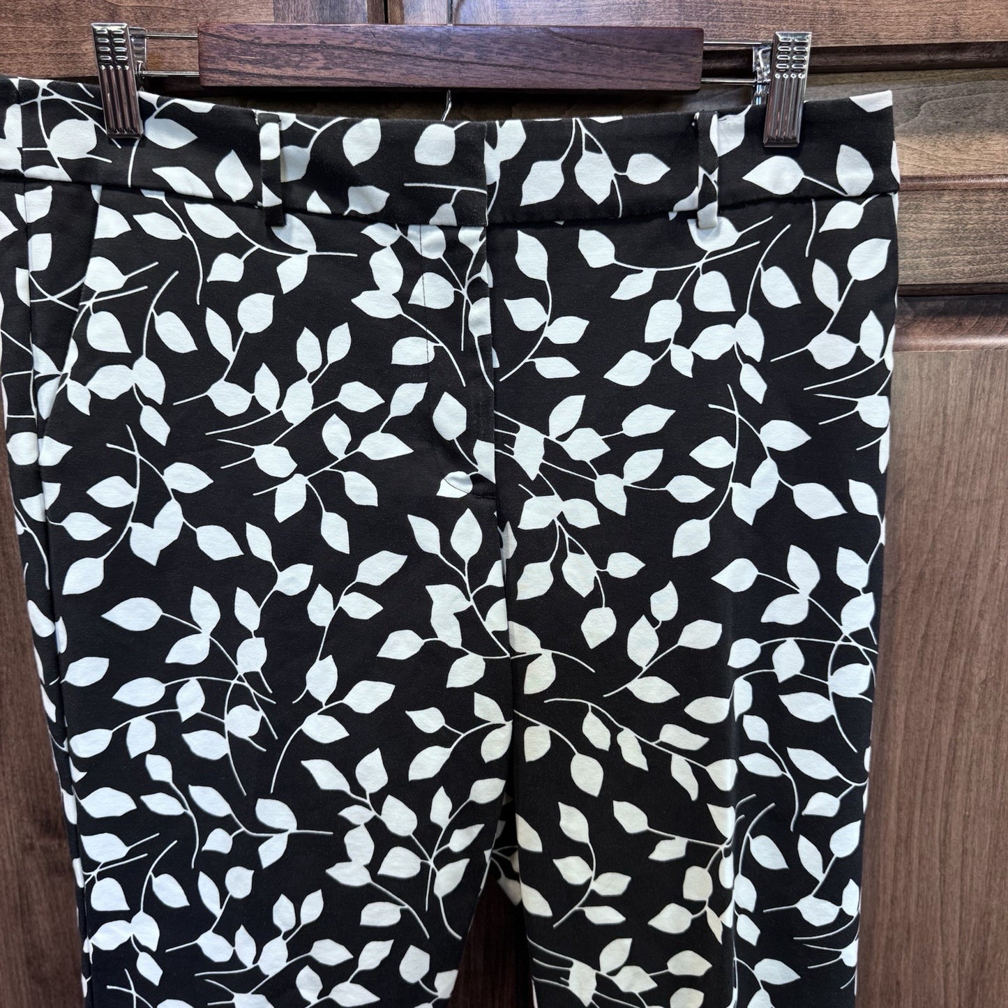 Talbots Hampshire Ankle Pants 8P Black White Leaf Print Stretch Retro Y2K Chic