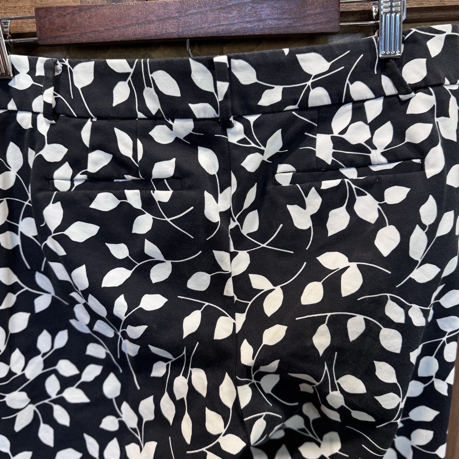 Talbots Hampshire Ankle Pants 8P Black White Leaf Print Stretch Retro Y2K Chic
