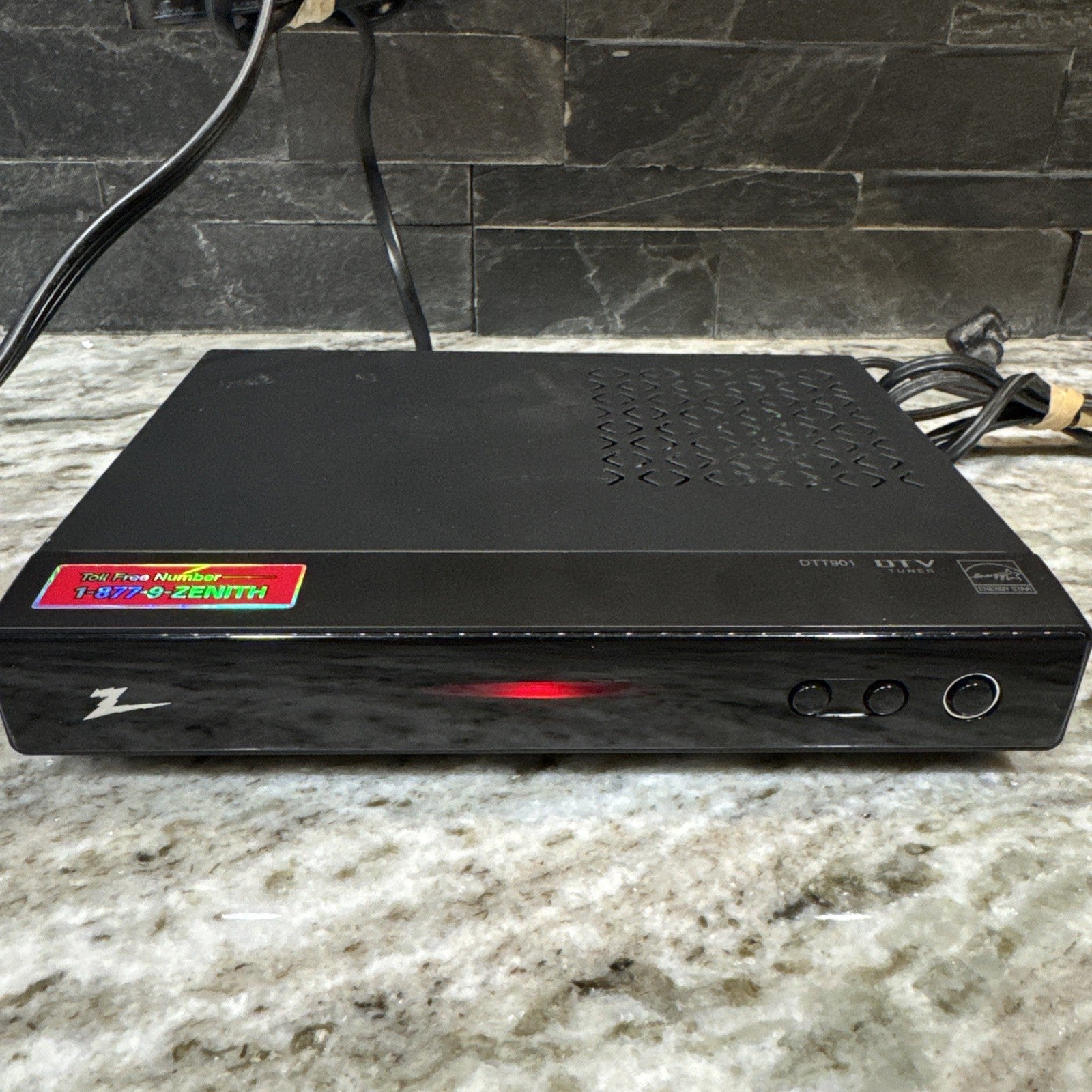 Zenith DTT901 Digital TV Tuner Converter Box W/0 Remote W/ Audio Video Cable