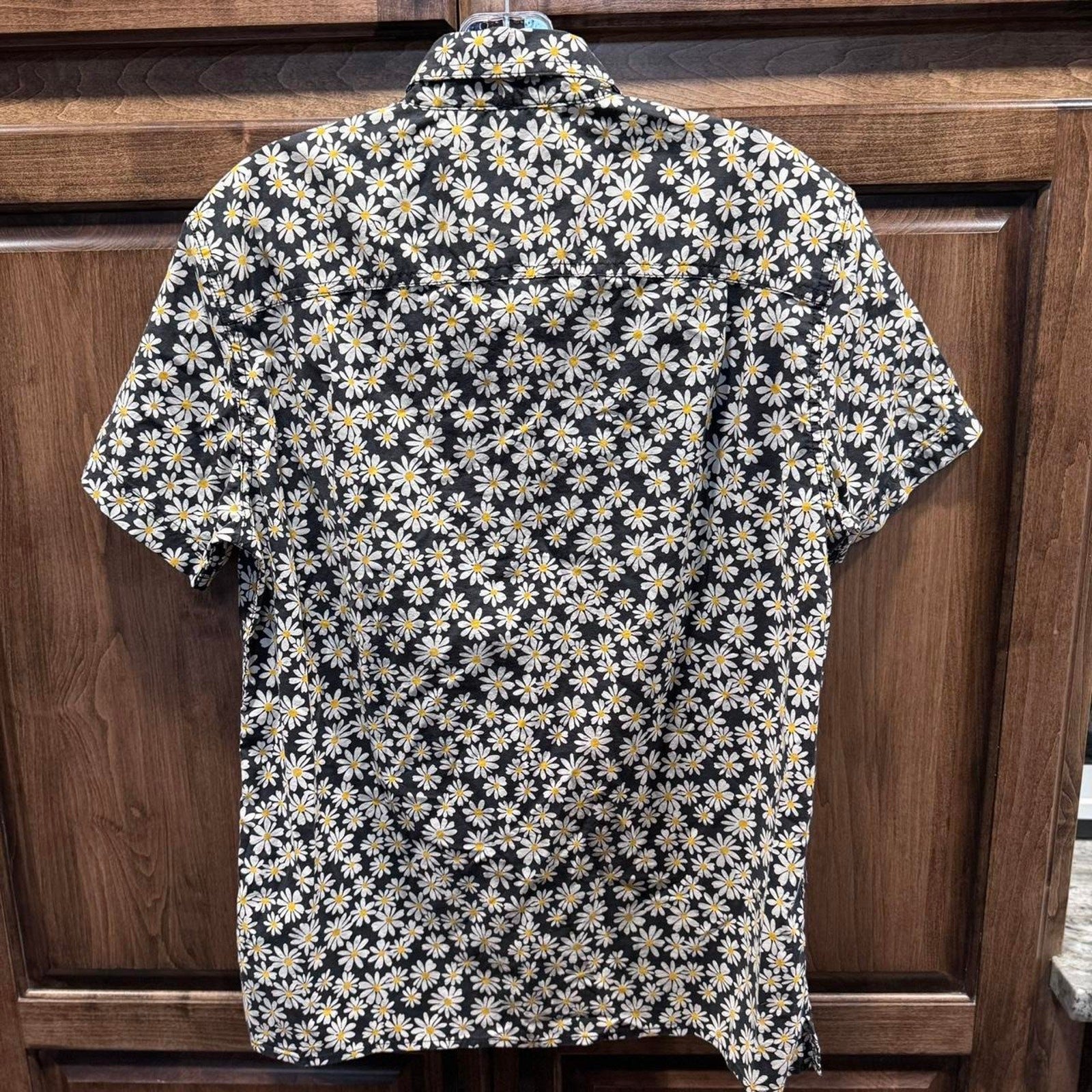American Eagle size SMALL black and yellow daisy button up shirt