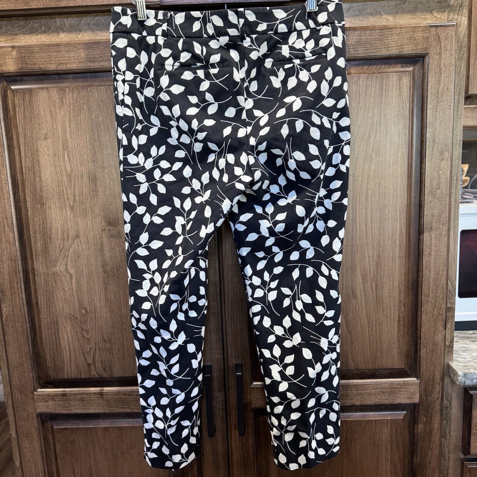 Talbots Hampshire Ankle Pants 8P Black White Leaf Print Stretch Retro Y2K Chic